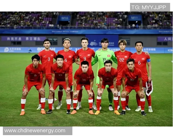 香港足球明星队齐聚一堂合影留念展现团结与拼搏精神